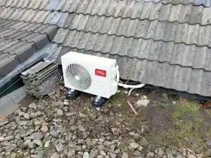 Airco in dakkapel leidingen onder de pan montage .jpg