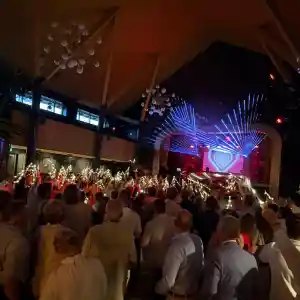 Bruiloftfeest in wapen van Hengelo.jpg