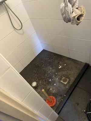 Verstopping keukenafvoer, terugslag in de douche.jpg