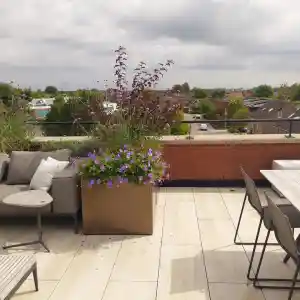 Dakterras bij penthouse.jpg