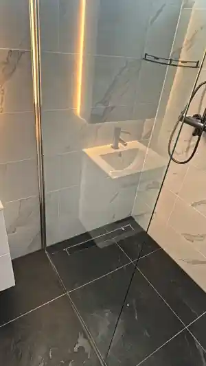 Oplevering glasplaat badkamer.jpg