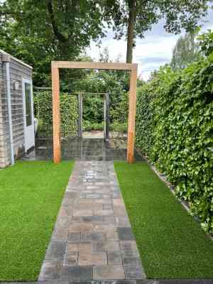 Achtertuin met kunstgras en pergola.jpg