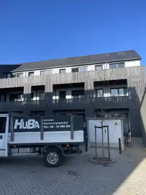 Nieuwe amberboom geplaatst bij VvE in Krommenie.jpg