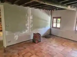 Opstijgend vocht behandeling + afwerking met noppenmembraan.jpg