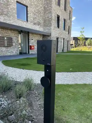 Zaptec Go 2 installatie op zwarte Onepole lite montagepaal .jpg