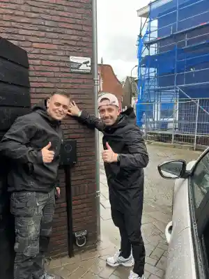 Laadpaal installatie Djarno hofland en Manon Kool .jpg