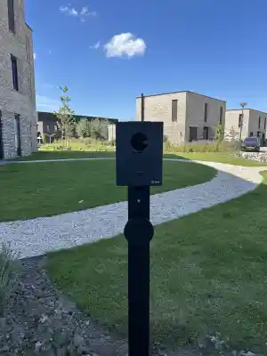 Zaptec Go 2 installatie op zwarte Onepole lite montagepaal .jpg