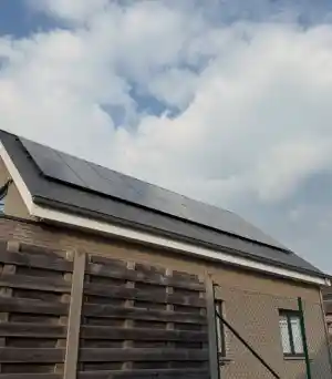 Zonnepanelen installatie op leien dak.jpg