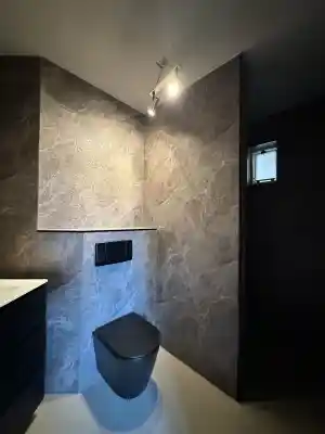 Volledig verzorgde badkamerrenovatie met wandpanelen..jpg