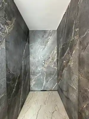 Wandpanelen in verschillende designs gecombineerd met tegelvloer.jpg