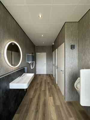 Montage van wandpanelen bij RTV Noord (Groningen).jpg