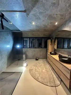 Volledig verzorgde badkamer, zelfs het plafond in wandpanelen..jpg