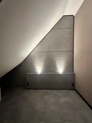 Ongelijke zolderwand strak afgewerkt met wandpanelen.jpg