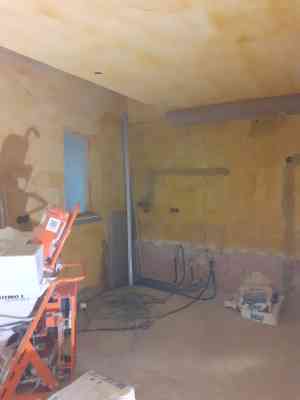 Werken met een gipsspuitmaschine .jpg