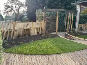 Organische tuin met natuurlijke speelse elementen.jpg