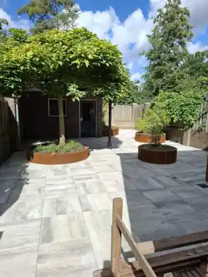 Speels met cortenstalen plantenbakken.jpg