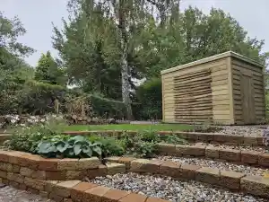Natuurlijke tuin met hoogte verschil.jpg
