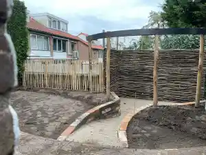 Organische tuin met natuurlijke speelse elementen (in wording).jpg