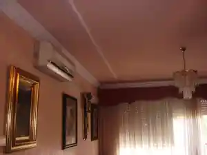 DECORACIÓN DE VIVIENDA EN VENECIANO, CORNIZAS DE ESCAYOLA, LUCES INDIR.jpg