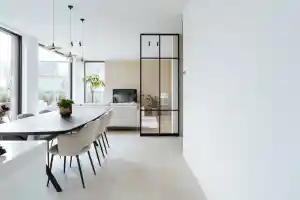 Plafondhoge pivoterende stalen deur.jpg