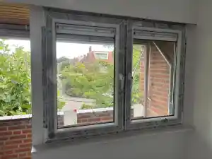 Kunststof deur met ramen en kozijnen .jpg