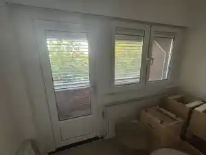 Kunststof deur met ramen en kozijnen .jpg