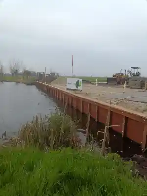 Bezig met het aanleggen van een compleet nieuw tuin.jpg