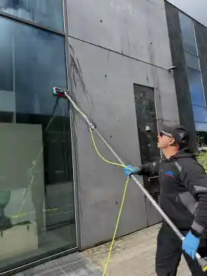 schoonmaakbedrijf_amsterdam_Hayk_Glasbewassing_&_Reiniging_5.jpg