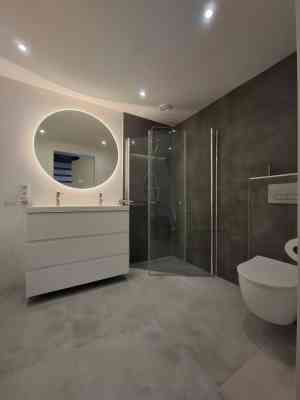 Volledig Vernieuwde Moderne Badkamer - Stijlvol, slim en praktisch .jpg