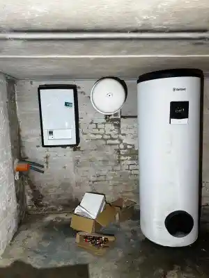 Wärmepumpe im Aufbau der Installation .jpg