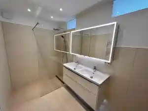 Badsanierung (Duschbad) und eine Freistehende Wanne im Schlafzimmer.jpg