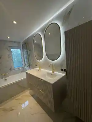 Luxe marmeren badkamer met gouden hoteluitstraling .jpg
