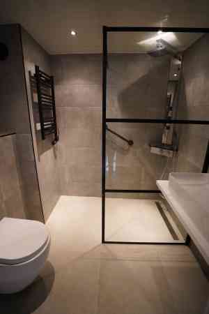 Luxe uitstraling in compact jasje: een badkamertransformatie .jpg