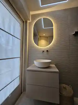 Stijlvolle badkamer met luxe douchecabine en modern design .jpg