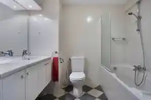 Moderne badkamer met warme accenten en luxe afwerking .jpg