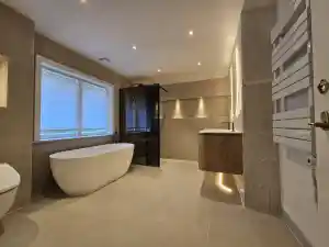 Moderne badkamer met luxe vrijstaand bad en inloopdouche .jpg