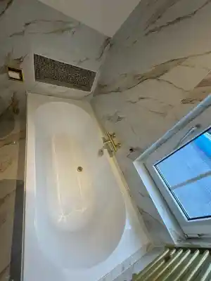 Luxe marmeren badkamer met gouden hoteluitstraling .jpg