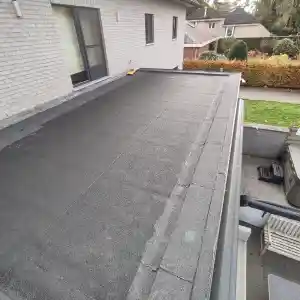 Plat dak + goot. Nieuwe roofing toplaag - IKO SUMMA okt. 2025.jpg