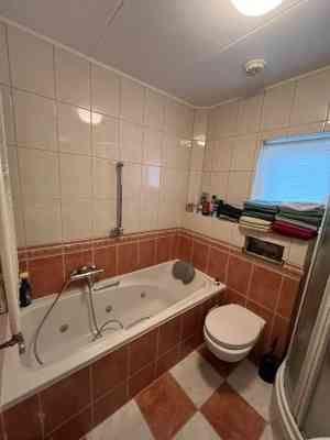 Licht, luchtig en ruimtelijk: een frisse herstart voor deze badkamer .jpg