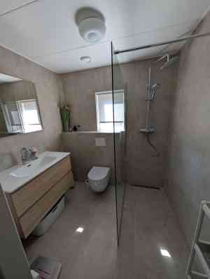 Licht, luchtig en ruimtelijk: een frisse herstart voor deze badkamer .jpg