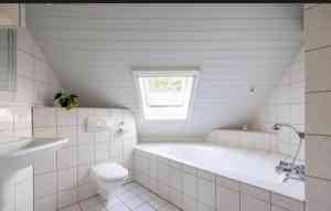 Luxe badkamer met warme tinten en modern design .jpg