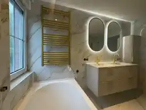 Luxe marmeren badkamer met gouden hoteluitstraling .jpg