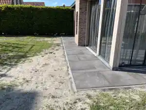 Achtertuin voorzien van ceramische tegels.jpg