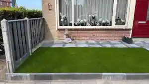 Kunstgras en bestrating in de voortuin. .jpg