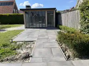 Achtertuin voorzien van ceramische tegels.jpg