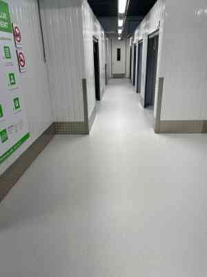 Coatingvloer ingestrooid met vlokken.jpg