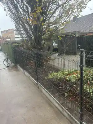 Plaatsen van afsluiting met betonplaat.jpg