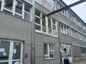 Fensterreinigung Bürogebäude .jpg