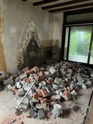Abbrucharbeiten Kamin.jpg