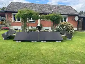 Balkonkraftwerk aufgeständert im Garten mit Anker SOLIX Solarbank 2.jpg